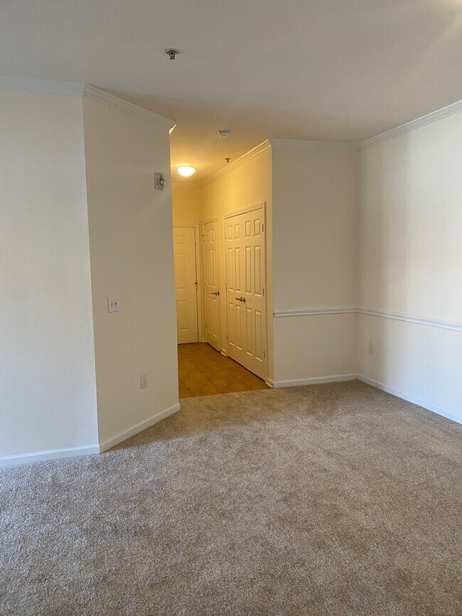Dining room looking towards entrance - 511 Village Lake Ct