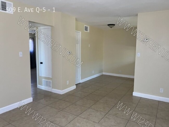 Foto del edificio - 2BD/1BTH SECOND FLOOR APARTMENT EAST PALMDALE