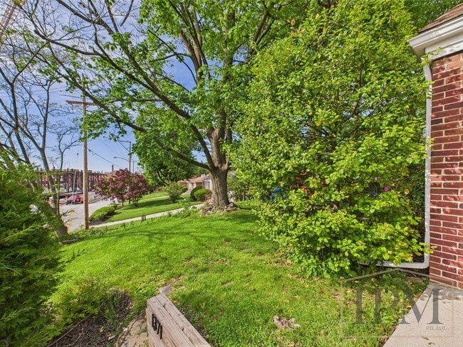 Building Photo - Available Now- Charming 3 Bedroom, 1 Bath ...