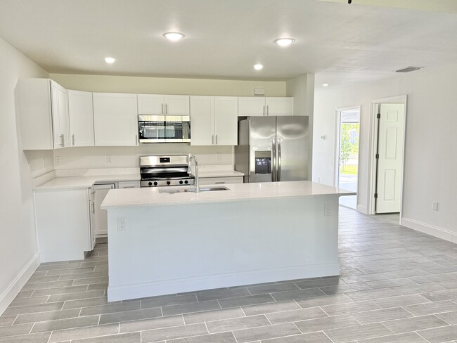 Spacious kitchen with all new stainless steel appliances - 5021 24th St SW