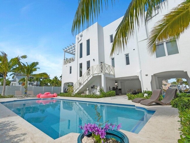 Building Photo - 317 E Seaview Cir