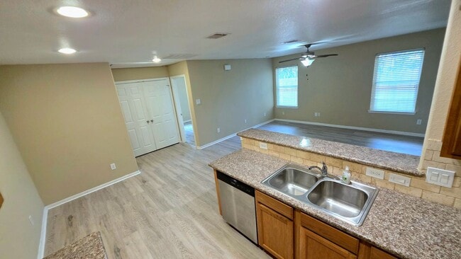Foto del edificio - 16800 Crestmont St
