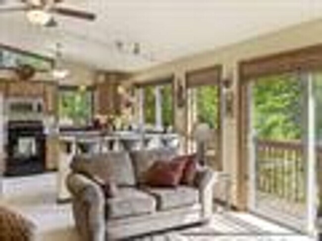 Building Photo - Waitts Lake 2 Bedroom 3 Bathroom Bungalow