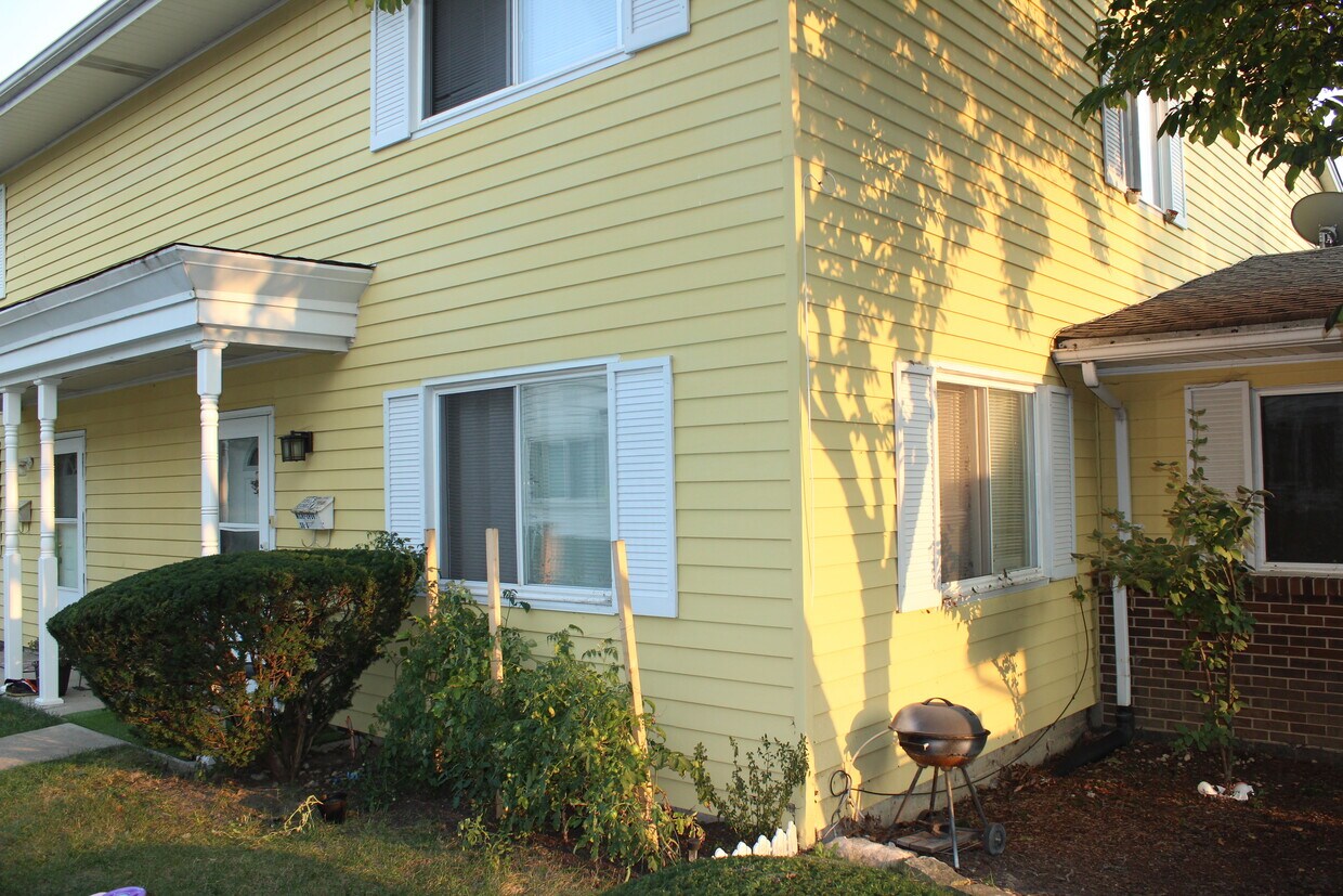 10S433 Echo Ln, Willowbrook, IL 60527 Townhome Rentals in Willowbrook