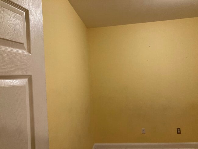 One room with no kitchen available - 840 Ramblewood Dr