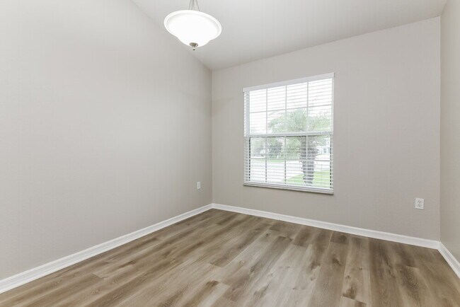 Foto del edificio - 543 Hummingbird Ct