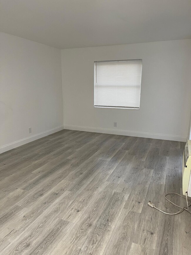 Building Photo - 1245 W 35th St