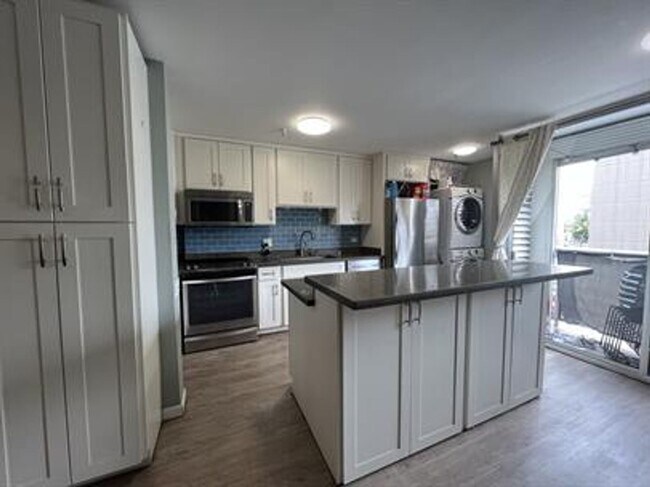 Foto del edificio - Available now | A Unfurnished 2 Bedroom, 1 Bath Apartment with 1 Assigned parking in Alexander To...