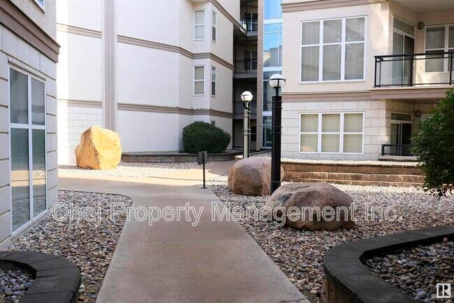 Photo du bâtiment - 4835-104a 104a St NW