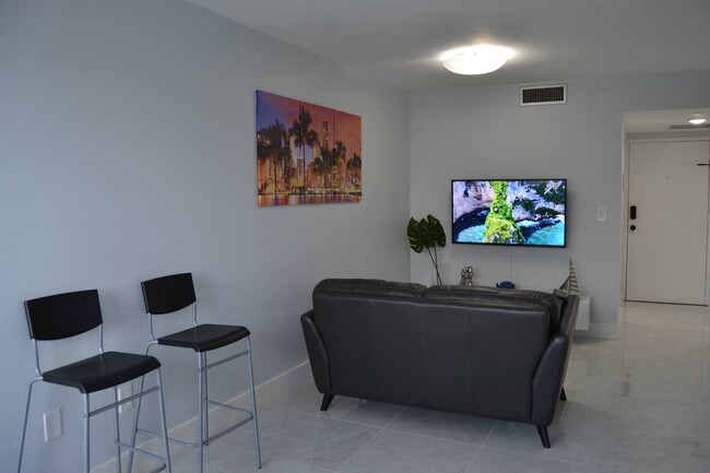 Building Photo - 2899 Collins Ave