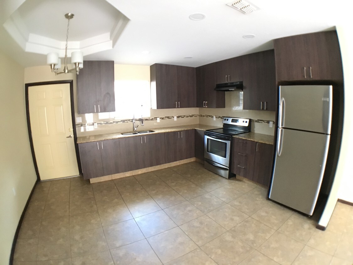 Primary Photo - 2117 Dahlia St