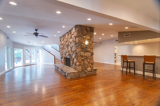 Building Photo - 6940 Brookshire Dr