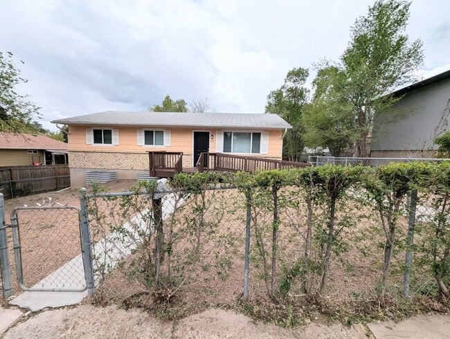 Building Photo - Great 3 Bedroom, 1 Bath Home