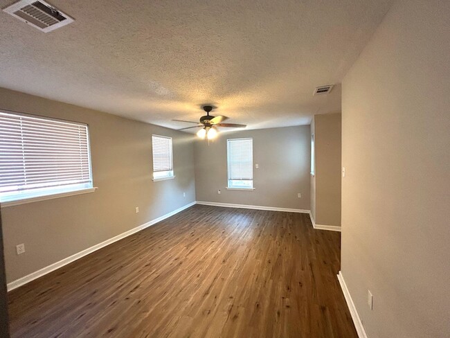 Building Photo - 3 BED | 2 BATH | LIBERTY CITY