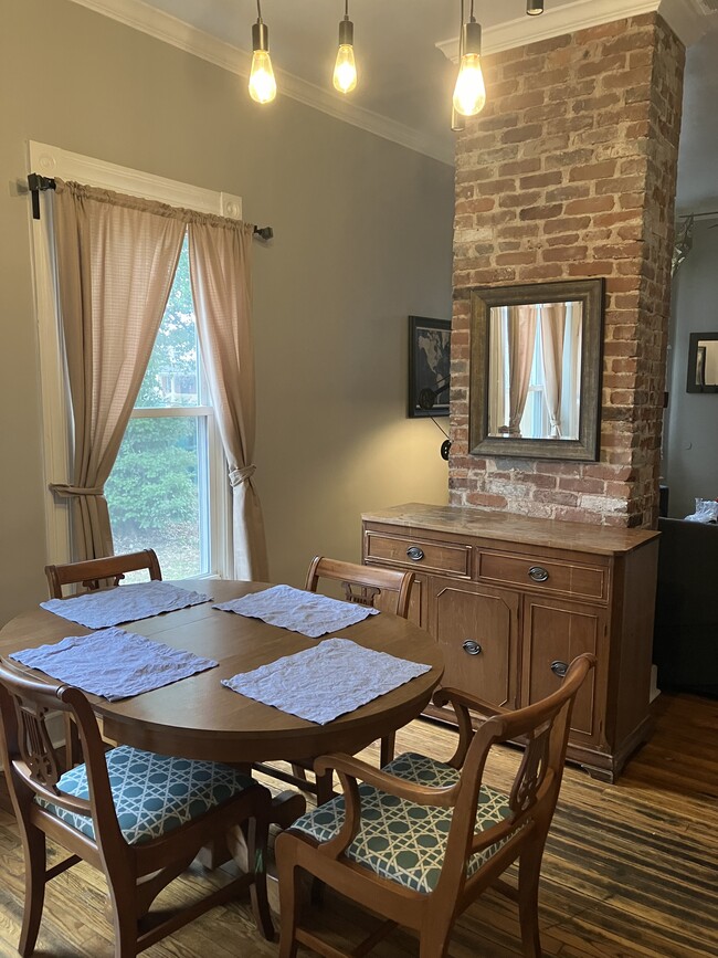 Building Photo - 1035 Lynnhurst Ave