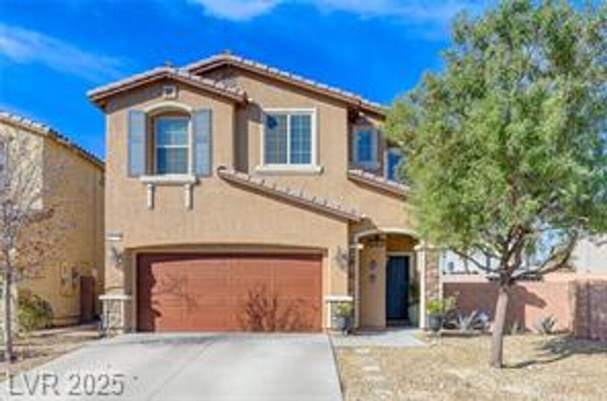 Foto principal - Stunning 3 Bedroom 2.5 baths ready to be c...