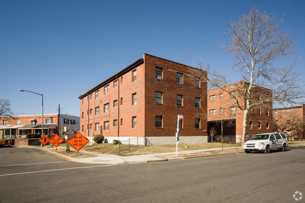 Foto del edificio - 136 Kenilworth Ave NE