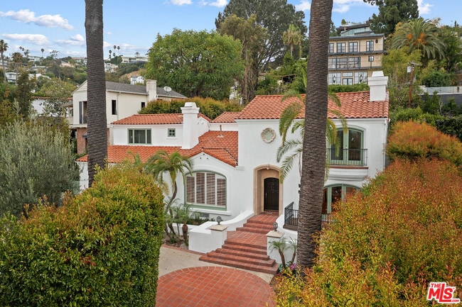 Foto del edificio - 1200 N Doheny Dr