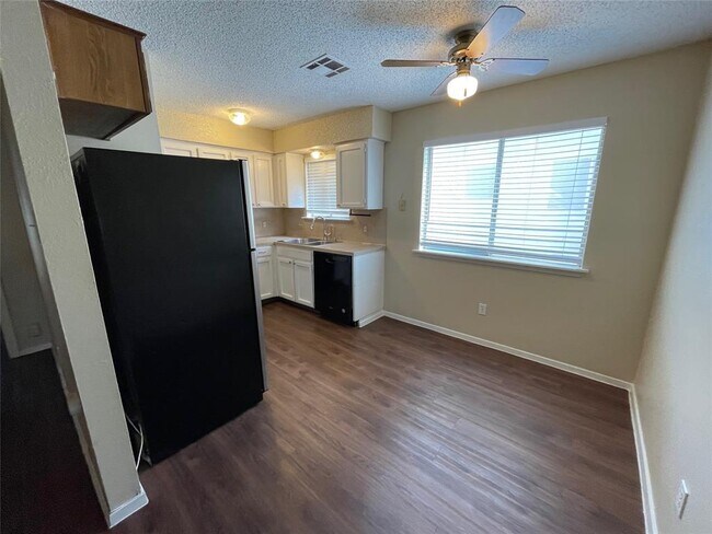 Foto del edificio - 6209 Emerald Forest Dr