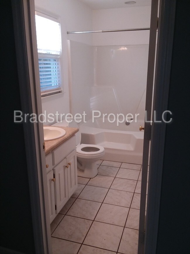 Building Photo - 2255 Birchwood Dr