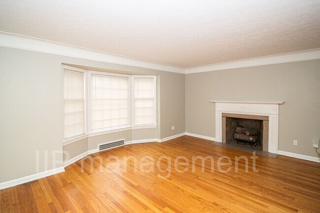 Building Photo - Gorgeous 2BR 1BA Down Unit in the Heights