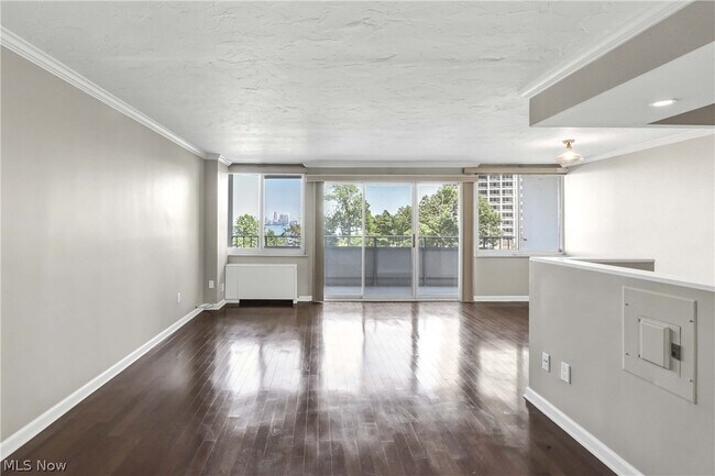 Foto del edificio - 12900 Lake Ave