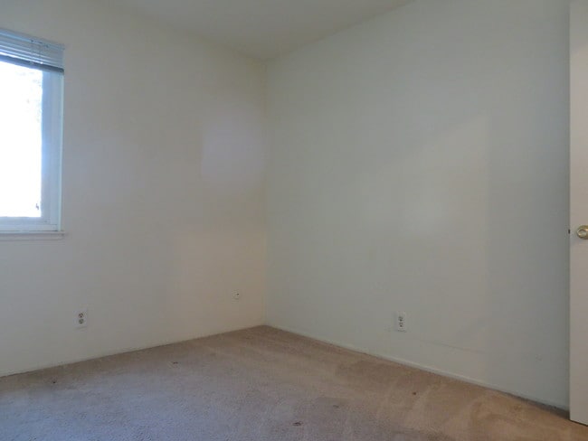 Building Photo - 917 Henderson Ave