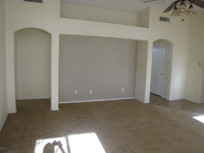 Building Photo - 9238 E Corte Arroyo Norte