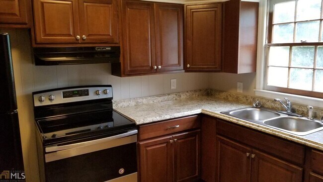 Foto del edificio - 303 Cedar Creek Rd