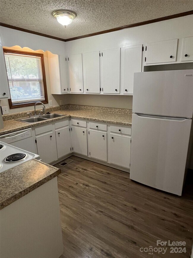 Building Photo - 3923 Courtland Dr