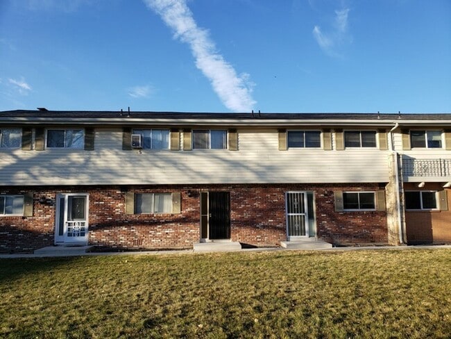 Building Photo - 2 Bedroom 1.5 Bath Townhome with Washer...