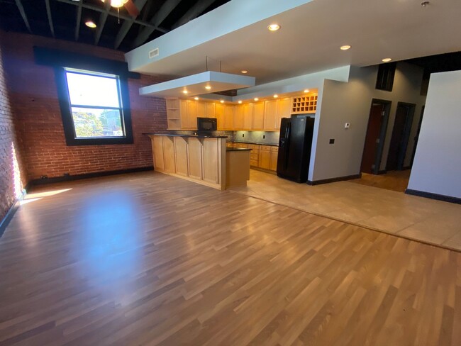 Foto del edificio - Beautiful Downtown Springfield Loft