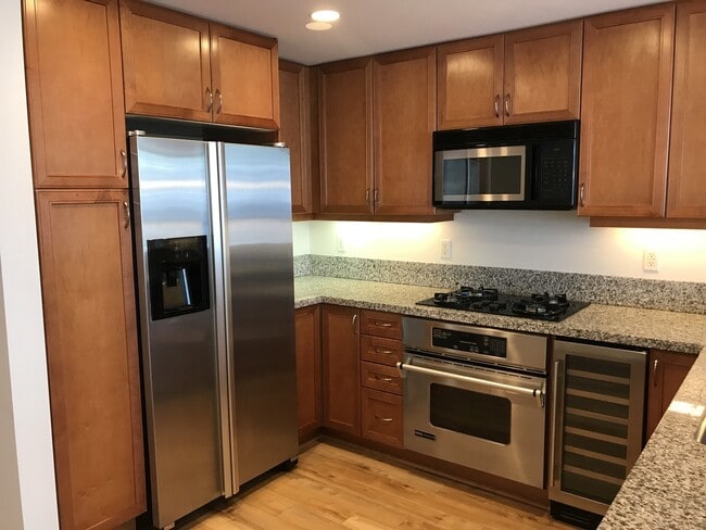 Building Photo - Beautiful 2/2 with AMAZING Views!!!