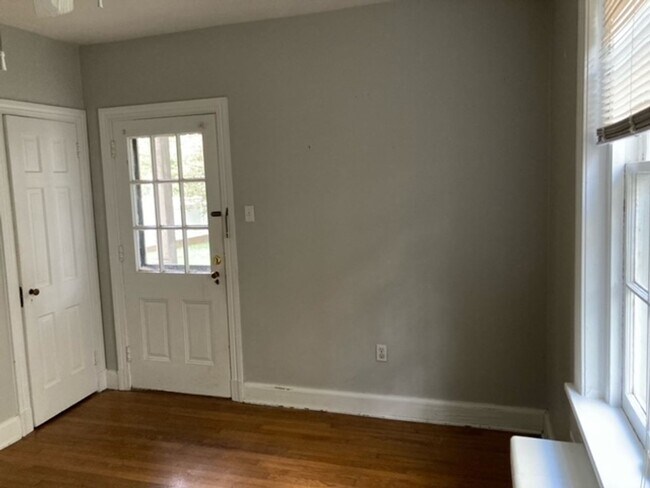 Building Photo - Beautiful 2 bedroom near west end Grove av...