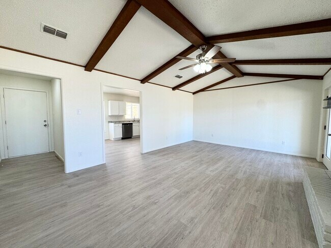 Foto del edificio - 7825 Vernon Ave