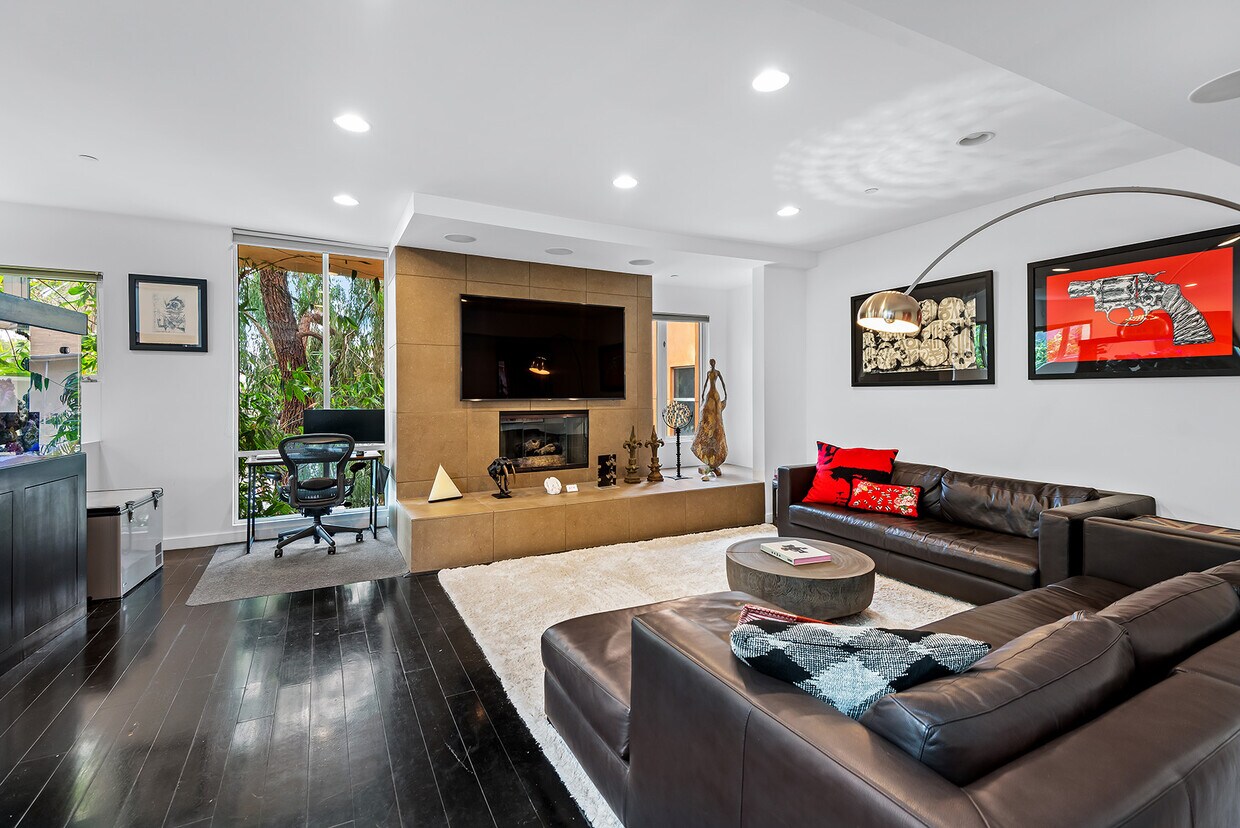 Primary Photo - 900 N West Knoll Dr