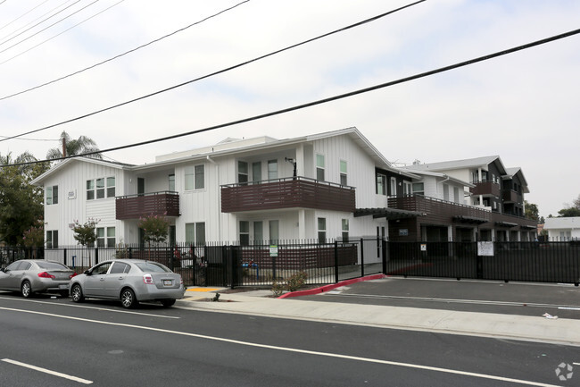 Building Photo - Mosaic Gardens at Willowbrook