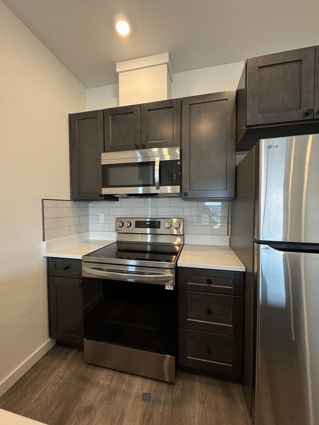 Building Photo - BRAND NEW Pet Friendly 1 bed/ 1 bath apart...