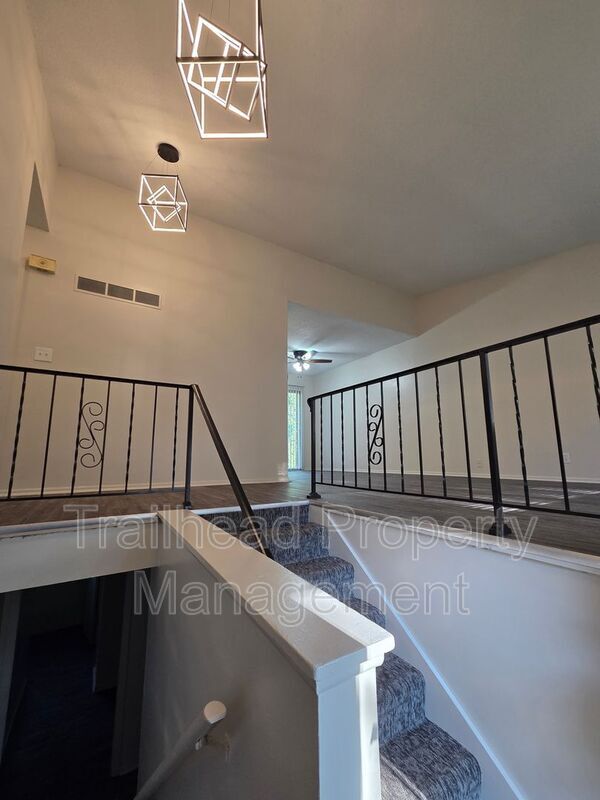 Building Photo - 608 NE Lynn St