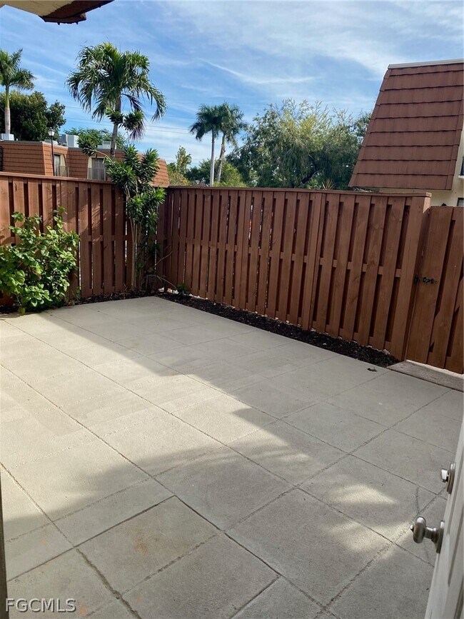 Foto del edificio - 5245 Cedarbend Dr