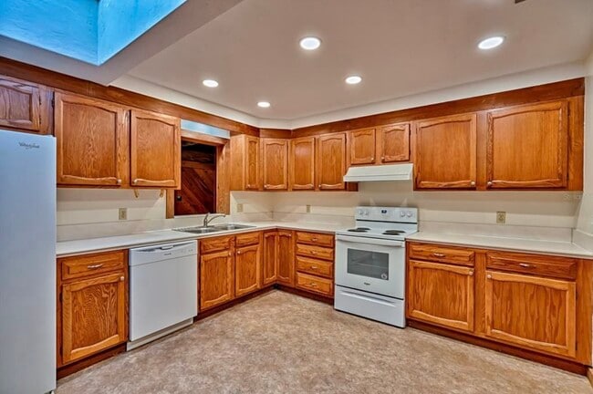 Building Photo - 1635 NW 7th Pl