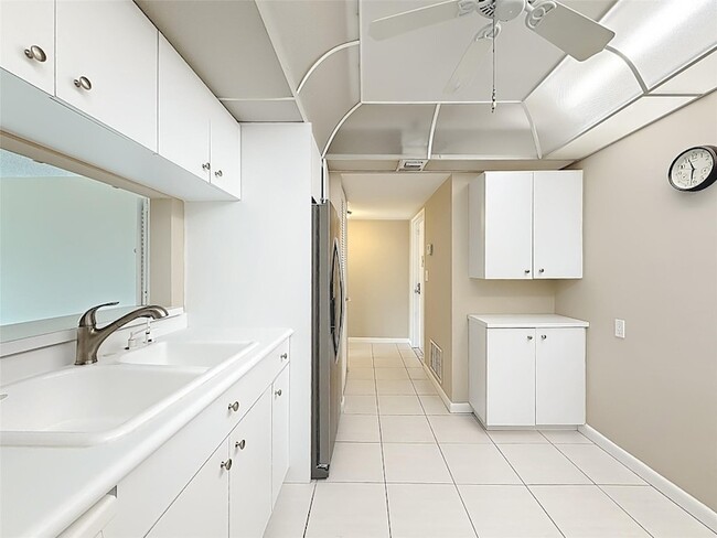 Building Photo - 1147 Hillsboro Mile Unit 506