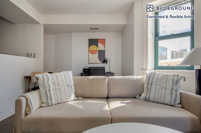 Building Photo - 30 E Roosevelt Rd