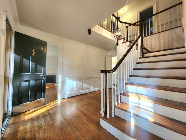 Building Photo - Sprawling Home in Bay Colony