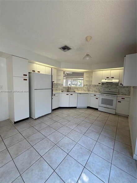 Foto del edificio - 665 SE 25th Ln