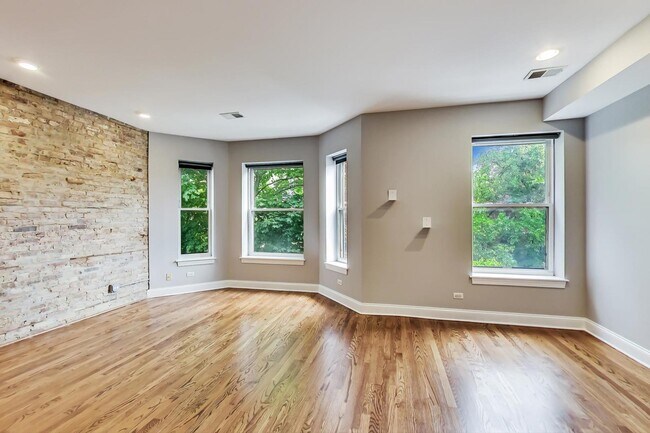 Building Photo - 3740 N Wilton Ave