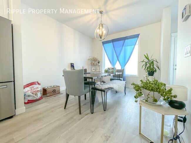 Photo du bâtiment - STUNNING 3 BEDS/ 2.5 BATHS HOUSE