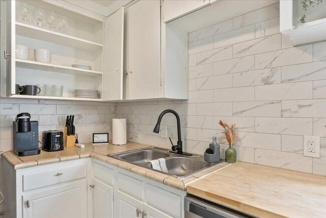 Building Photo - 343 E Lambourne Ave