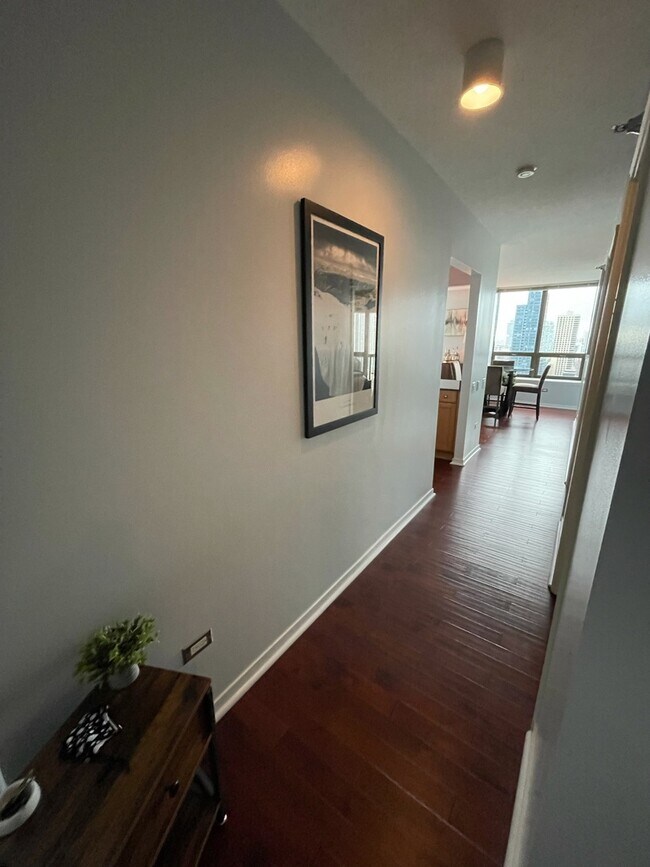 Building Photo - 400 N La Salle Dr