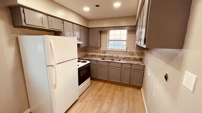Building Photo - 1410 Villa Ct